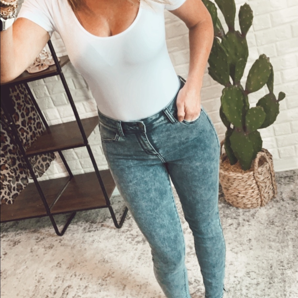 Mid Rise Acid Wash Crop Skinny w. Mini Side Slit - Picture 5 of 8